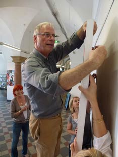 Vorbereitung der Ausstellung im Rathaus Wiesbaden 